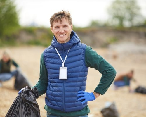 volunteer-with-garbage-outdoors-2021-08-28-11-56-51-utc.jpg volunteer-with-garbage-outdoors-2021-08-28-11-56-51-utc.jpg